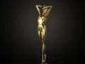 Statua in ottone lucido, una figura femminile sinuosa. Per mantenerla splendente, scopri come pulire l'ottone con metodi efficaci.