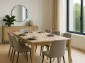 Tavolo 240 cm quante persone? Questo tavolo da pranzo in legno chiaro, apparecchiato per sei, è perfetto per cene conviviali.