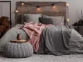 Camera da letto accogliente con tessuti tortora e grigi. Abbinamenti tortora colori pareti camera da letto per un'atmosfera rilassante.