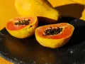 Papaya tagliata a metà, con i suoi semi neri visibili. Un frutto noto per il suo aiuto all'intestino.