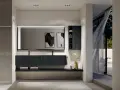 Elegante bagno moderno con mobile sospeso scuro, specchio illuminato e vista su un giardino esterno.