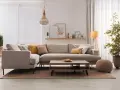 Divano angolare in un accogliente soggiorno, con cuscini decorativi e un tavolino. Il colore taupe del divano crea un'atmosfera rilassante.