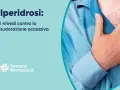 Iperidrosi: rimedi per la sudorazione eccessiva. Uomo con mano sul petto, camicia bagnata.