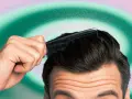 Uomo pettina i capelli scuri, scoprendo come togliere la forfora in 5 minuti con un pettine nero su sfondo verde sfumato.