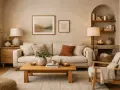 Caldi colori salotto moderno con divano beige, tavolino in legno e quadri astratti.