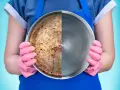 Una padella divisa a metà: da un lato incrostata, dall'altro pulita e lucente. Scopri come far brillare l'acciaio!