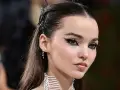 Occhi da sirena scintillanti con strass e eyeliner drammatico, capelli raccolti con accessori metallici.