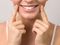 Sorriso smagliante con denti bianchi, un dettaglio che fa pensare allo sbiancamento denti pro e contro.