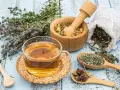 Tè alle erbe e ingredienti naturali per aiutarti a diminuire il flusso del ciclo in modo naturale.