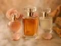 Flaconi di essenze profumi famosi, con petali di rosa e fumo leggero, evocano un'atmosfera di lusso e seduzione.