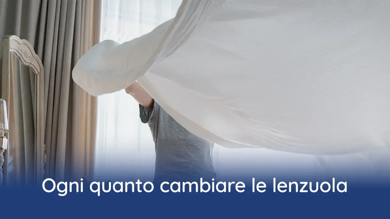 Persona che cambia le lenzuola, un gesto di cura per sapere ogni quanto cambiare le lenzuola e mantenere un ambiente fresco e pulito.