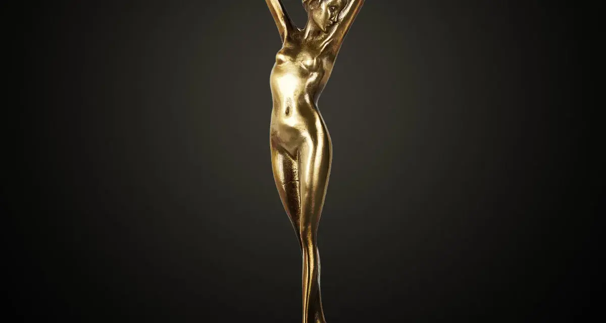 Statua in ottone lucido, una figura femminile sinuosa. Per mantenerla splendente, scopri come pulire l'ottone con metodi efficaci.