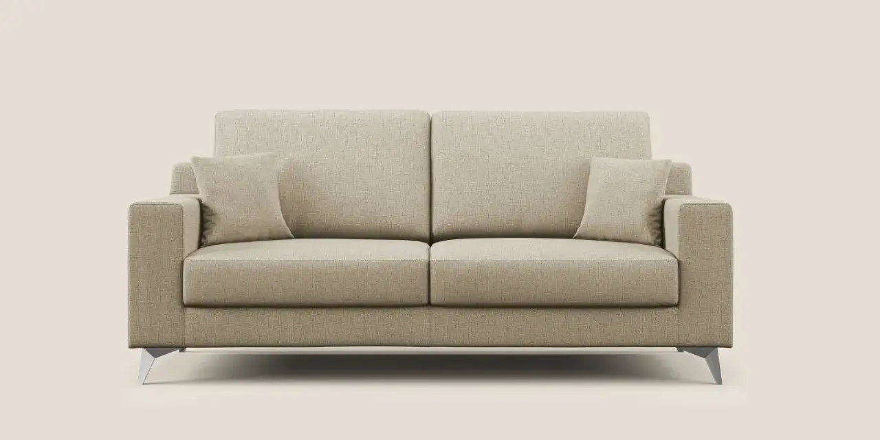 Divano beige a due posti con cuscini, perfetto per chi cerca consigli su come pulire il divano e mantenerlo sempre al meglio.