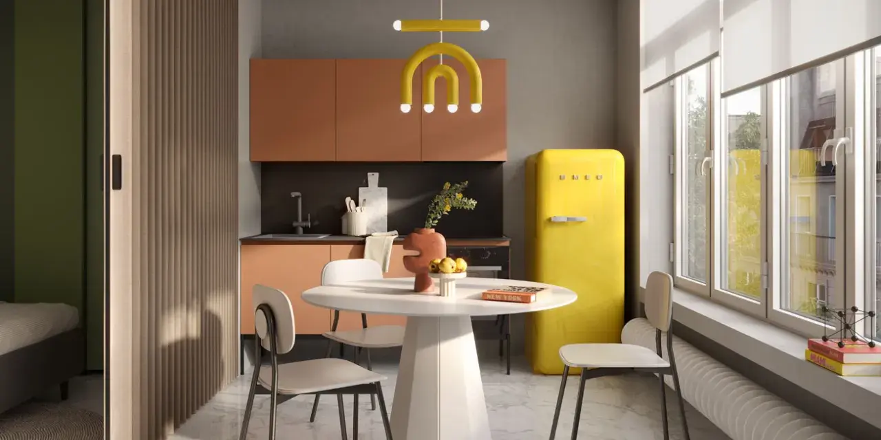 Un'elegante cucina e camera da letto insieme, con un frigorifero giallo acceso, mobili color pesca e una divisoria in legno.