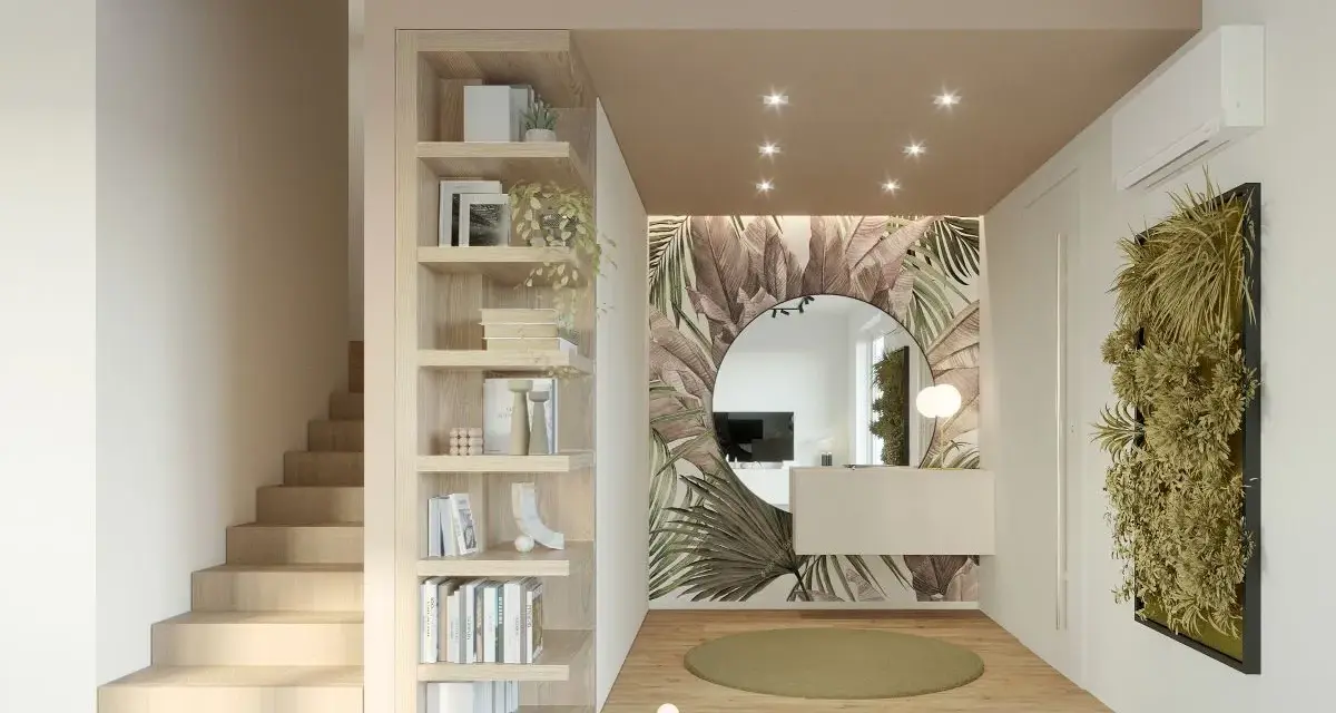 Ingresso moderno con libreria a giorno, carta da parati tropicale, specchio rotondo e verde verticale. Ottime idee ingresso casa.