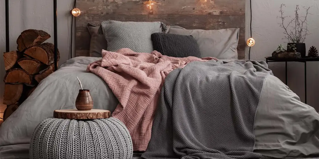 Camera da letto accogliente con tessuti tortora e grigi. Abbinamenti tortora colori pareti camera da letto per un'atmosfera rilassante.