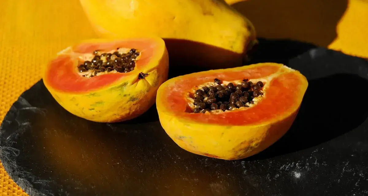 Papaya tagliata a metà, con i suoi semi neri visibili. Un frutto noto per il suo aiuto all'intestino.