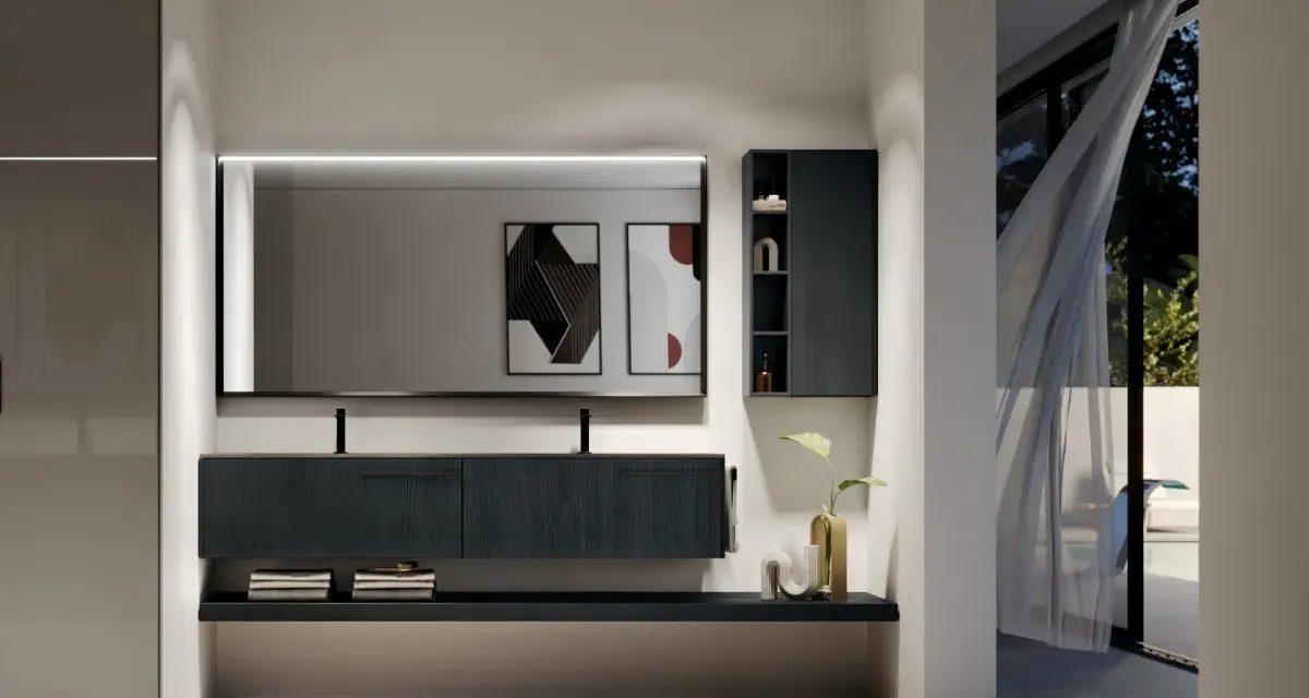 Elegante bagno moderno con mobile sospeso scuro, specchio illuminato e vista su un giardino esterno.