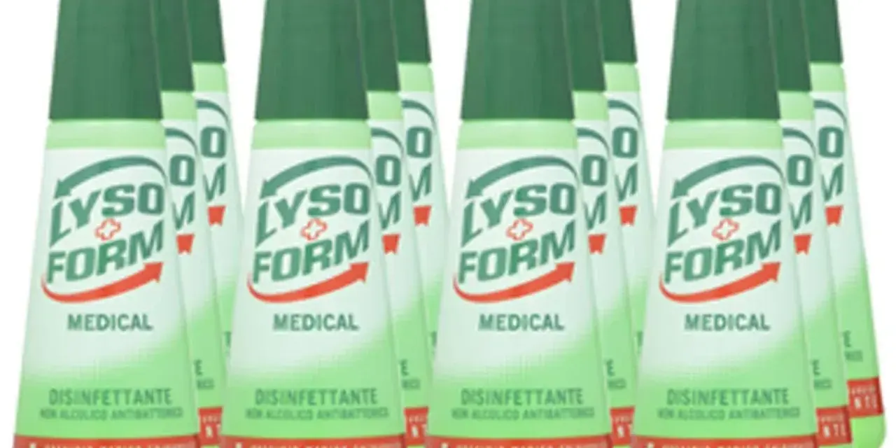 Flaconi di Lysoform Medical, disinfettante naturale per ferite, con tappo verde e etichetta chiara.