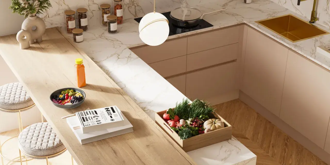 Top cucina laminato: pro e contro. Un piano di lavoro in laminato effetto legno, con ciotola di frutta, libri e sgabelli, in una cucina moderna.