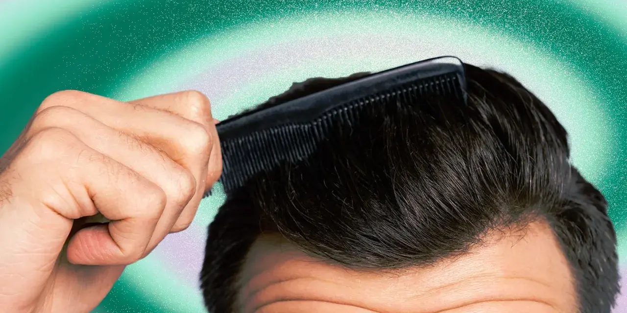 Uomo pettina i capelli scuri, scoprendo come togliere la forfora in 5 minuti con un pettine nero su sfondo verde sfumato.