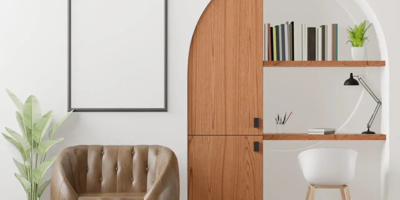 Accogliente nicchia nel muro salotto con poltrona in pelle, scrivania e libreria.