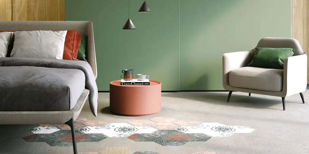 Camera da letto con pareti verde foresta, letto comodo, poltrona e un tappeto esagonale decorato.