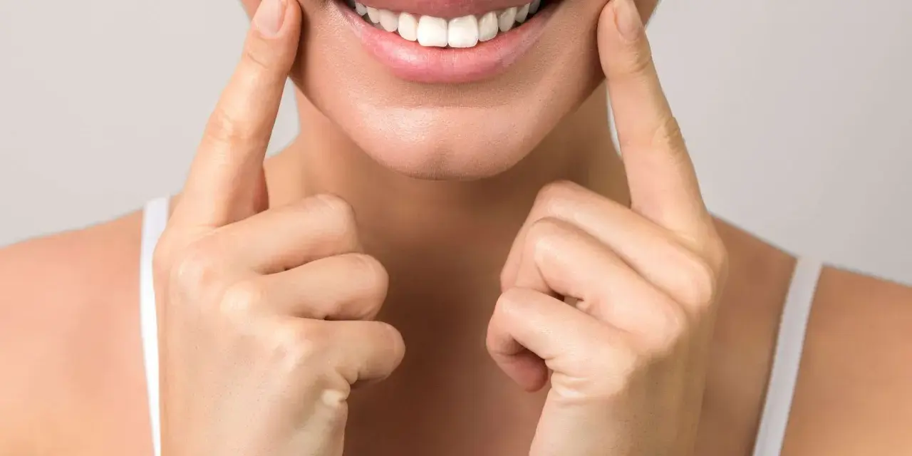 Sorriso smagliante con denti bianchi, un dettaglio che fa pensare allo sbiancamento denti pro e contro.