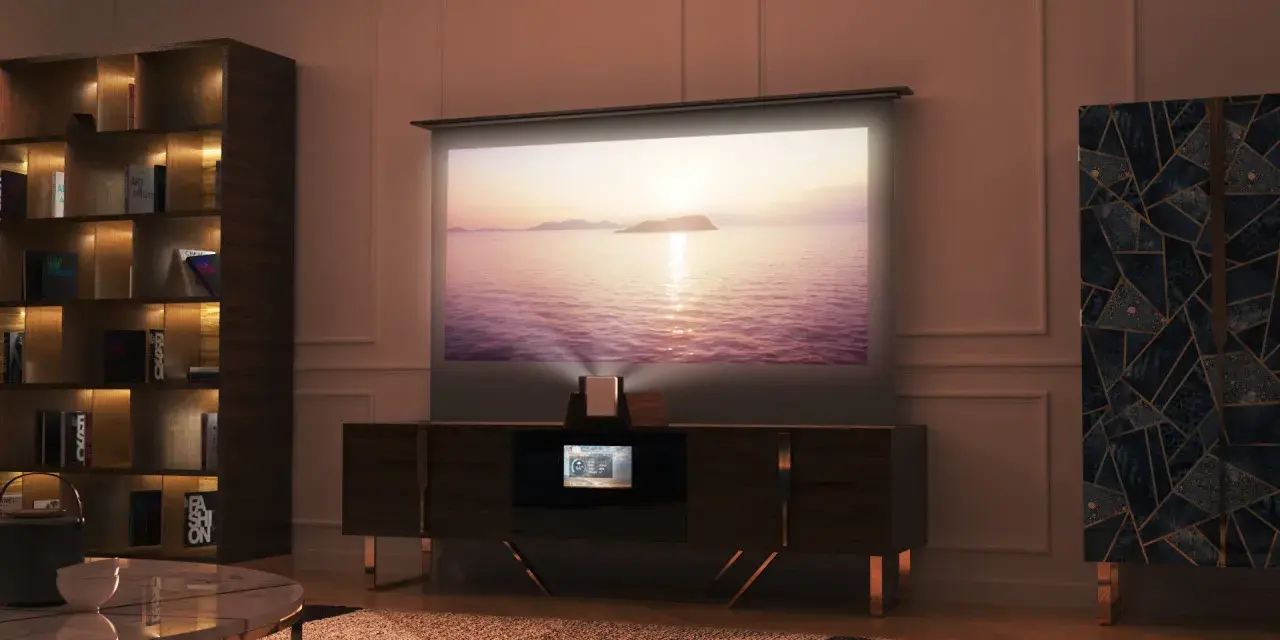 Mobile nascondi TV con proiettore integrato, schermo su cui scorre un tramonto sul mare, libreria e mobile decorato.