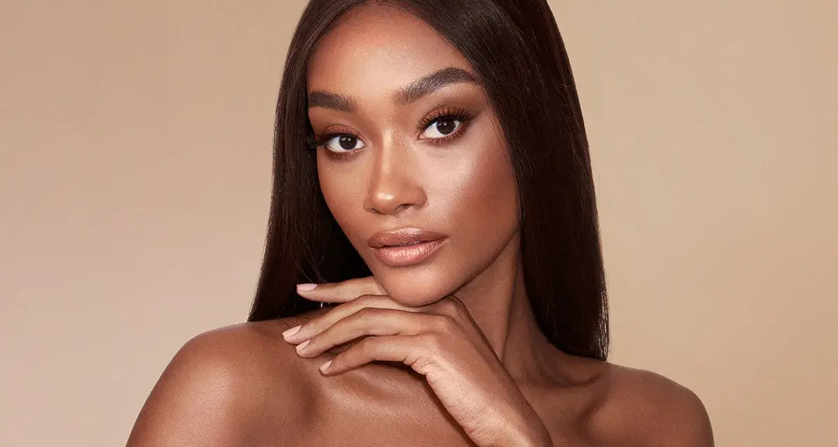 Viso radioso con un tocco di bronzer applicato strategicamente per scolpire gli zigomi e la mascella.