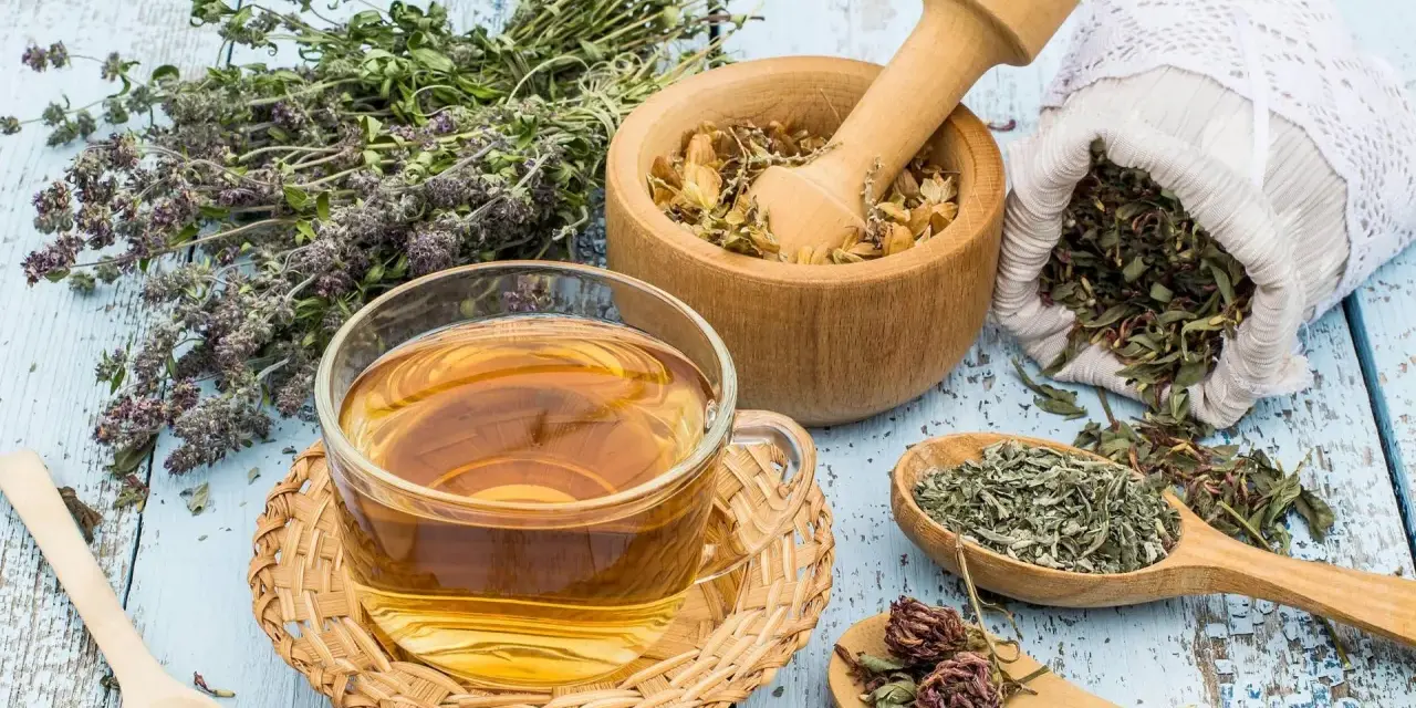 Tè alle erbe e ingredienti naturali per aiutarti a diminuire il flusso del ciclo in modo naturale.