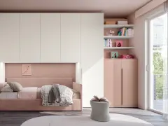 Camera ragazza aesthetic con letto rosa, armadio bianco e rosa, libreria con libri e decorazioni, pouf e grande finestra.