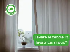 Tende chiare drappeggiate accanto a una finestra con una pianta in vaso. Il testo chiede: "Lavare le tende in lavatrice: si può?".