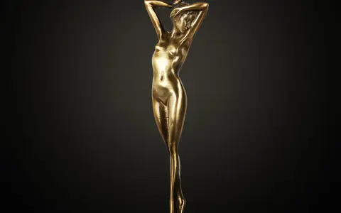 Statua in ottone lucido, una figura femminile sinuosa. Per mantenerla splendente, scopri come pulire l'ottone con metodi efficaci.