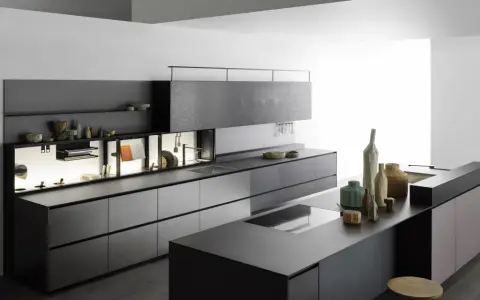 Cucina moderna con isola centrale, pensili a scomparsa e finiture in pietra. Un esempio di come progettare una cucina funzionale ed elegante.