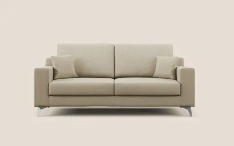 Divano beige a due posti con cuscini, perfetto per chi cerca consigli su come pulire il divano e mantenerlo sempre al meglio.