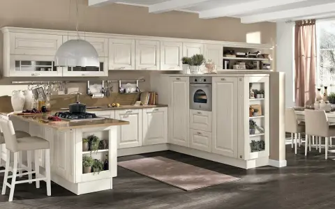 Accogliente cucina stile nordico con isola centrale, mobili chiari e dettagli in legno. Un ambiente luminoso e funzionale.