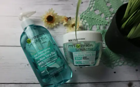 Prodotti Garnier Skinactive con aloe vera bio per il viso: un gel detergente rivitalizzante e una crema gel idratante 3 in 1.