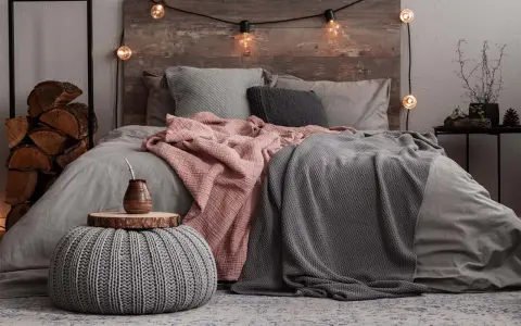 Camera da letto accogliente con tessuti tortora e grigi. Abbinamenti tortora colori pareti camera da letto per un'atmosfera rilassante.