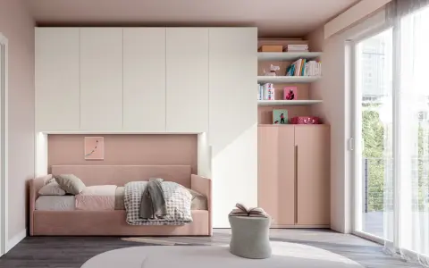 Camera ragazza aesthetic con letto rosa, armadio bianco e rosa, libreria con libri e decorazioni, pouf e grande finestra.