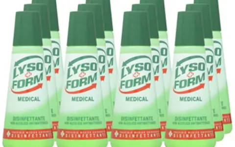Flaconi di Lysoform Medical, disinfettante naturale per ferite, con tappo verde e etichetta chiara.