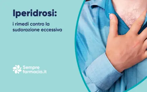 Iperidrosi: rimedi per la sudorazione eccessiva. Uomo con mano sul petto, camicia bagnata.