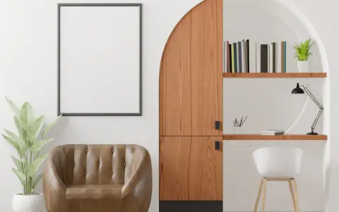 Accogliente nicchia nel muro salotto con poltrona in pelle, scrivania e libreria.