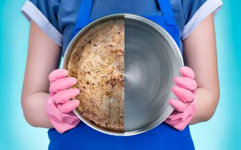 Una padella divisa a metà: da un lato incrostata, dall'altro pulita e lucente. Scopri come far brillare l'acciaio!