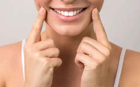 Sorriso smagliante con denti bianchi, un dettaglio che fa pensare allo sbiancamento denti pro e contro.