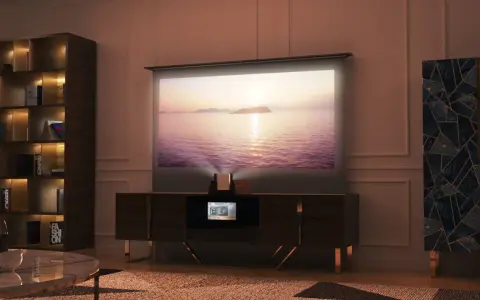 Mobile nascondi TV con proiettore integrato, schermo su cui scorre un tramonto sul mare, libreria e mobile decorato.