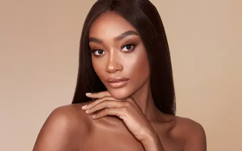 Viso radioso con un tocco di bronzer applicato strategicamente per scolpire gli zigomi e la mascella.