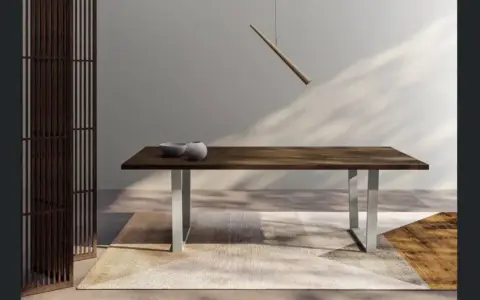 Tavolo da pranzo in legno scuro con gambe metalliche, due ciotole decorative e un divisorio in legno. L'altezza del tavolo da pranzo è perfetta per cene eleganti.