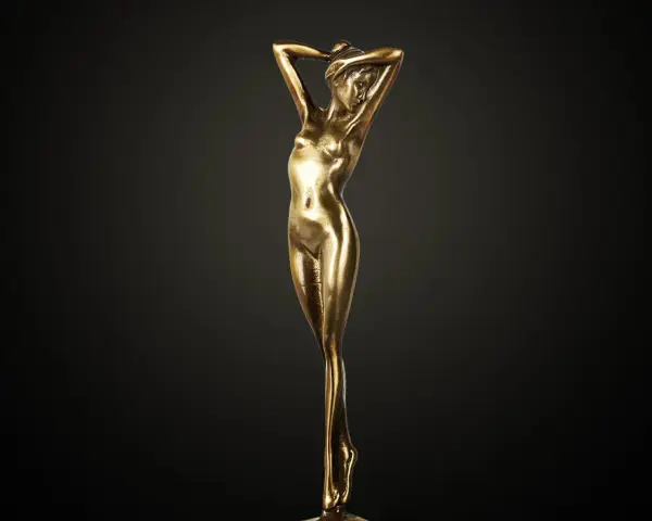 Statua in ottone lucido, una figura femminile sinuosa. Per mantenerla splendente, scopri come pulire l'ottone con metodi efficaci.