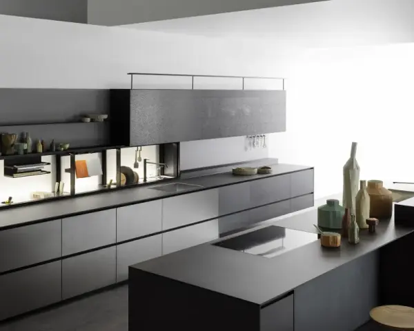 Cucina moderna con isola centrale, pensili a scomparsa e finiture in pietra. Un esempio di come progettare una cucina funzionale ed elegante.